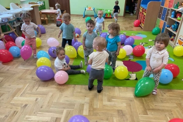 Dzieci z kolorowymi balonami