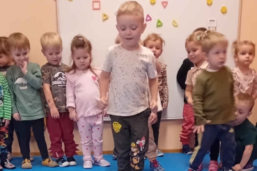 Dzieci przed zabawą w klasy