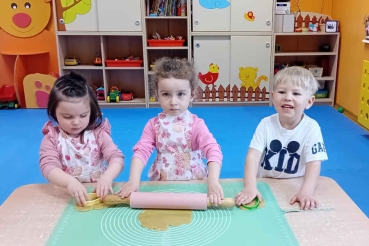 Dzieci podczas robienia słotkich pisanek