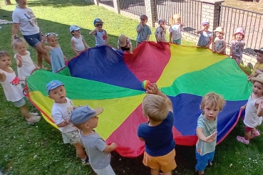 Dzieci z kolorowym parasolem