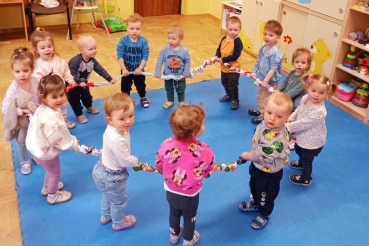 Dzieci w kółku zrobionym gumą