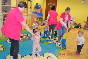 Dzieci tańczą wraz z opiekunkami