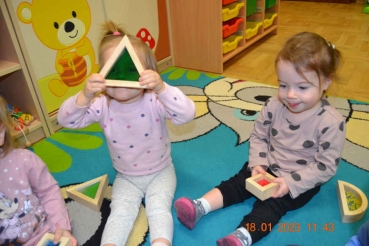 Dzieci poznają figury geometryczne