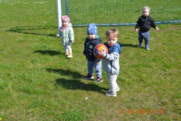 Dzieci z kolorową piłką do grania