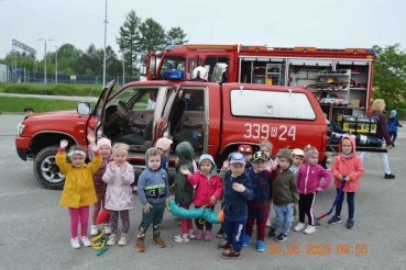 Dzieci obok samochodu strażackiego