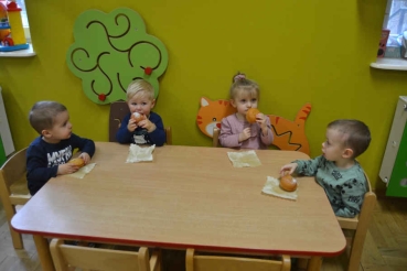 Dzieci jedzą pączki