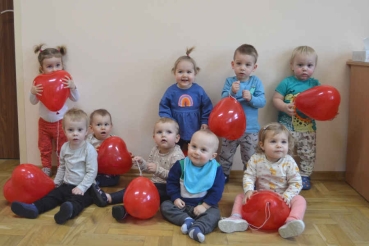 Dzieci z czerwonymi balonami