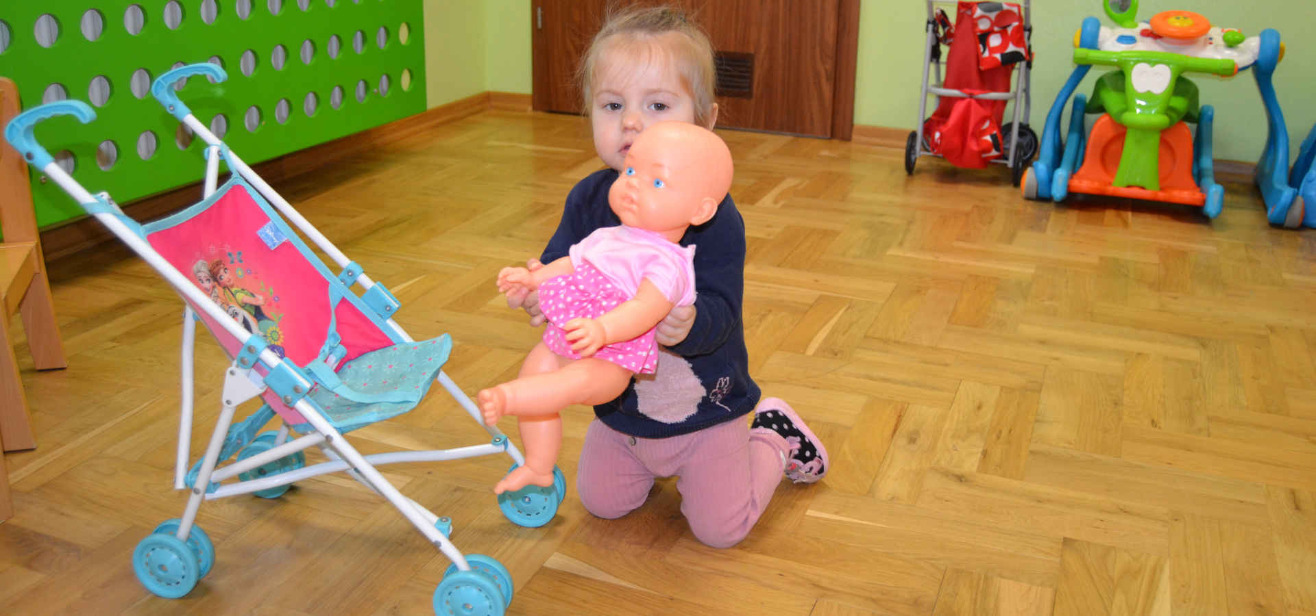 Dziewczynka z wózkiem i lalką