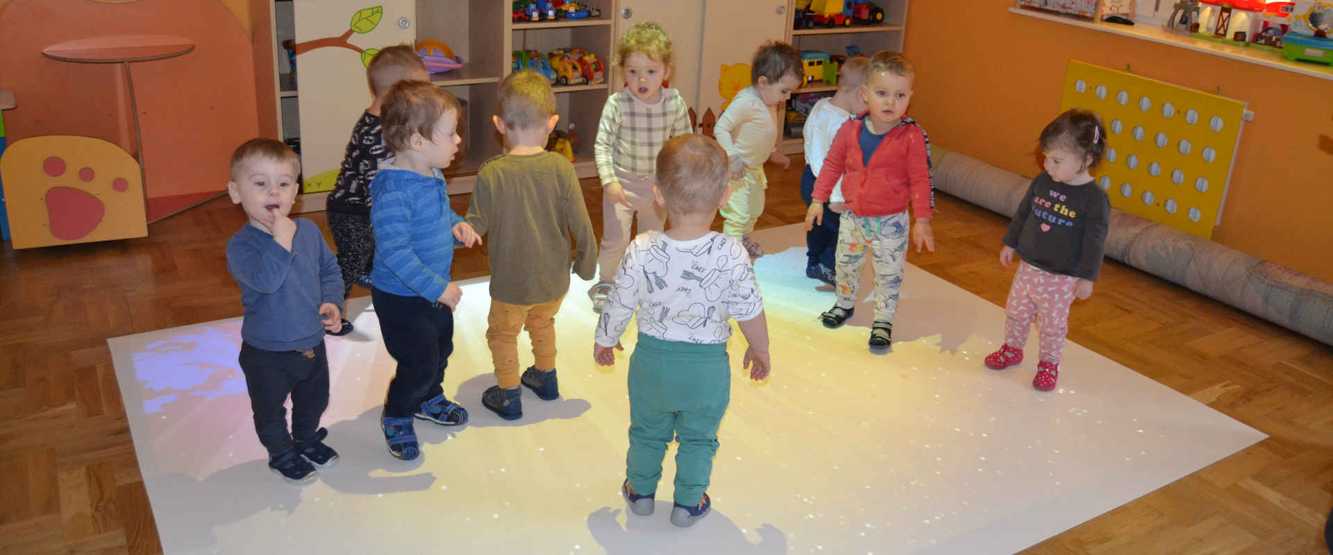 Dzieci na interaktywnym dywanie