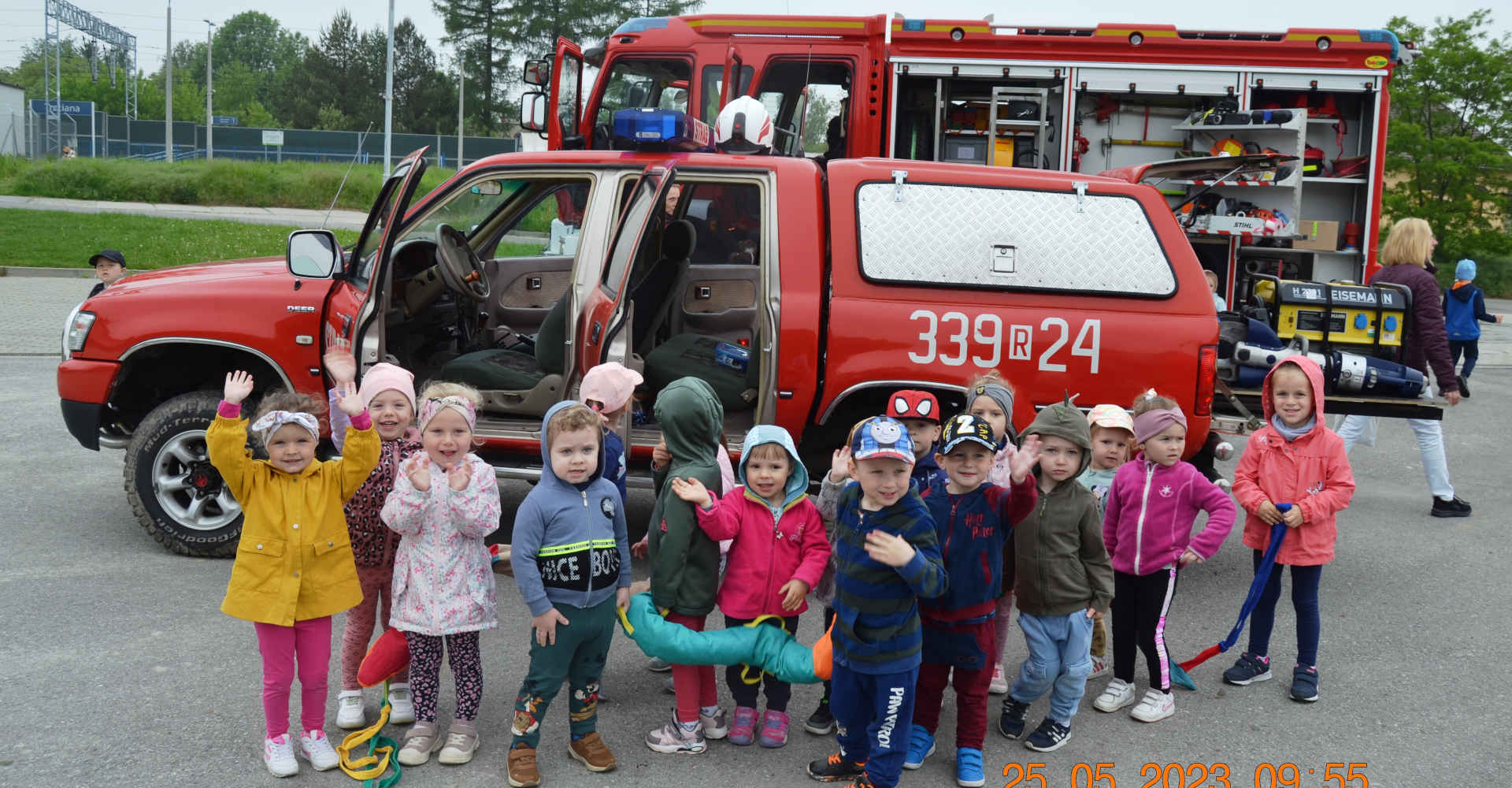 Dzieci obok samochodu strażackiego
