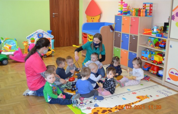 Wiosenny musicial w wykonaniu Krasnali