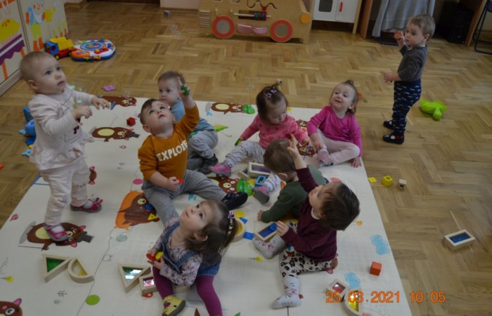 Krasnale ćwiczą rączki