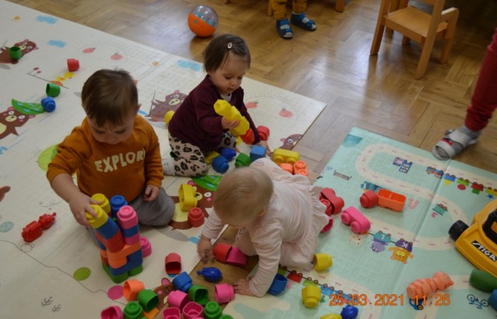 Krasnale ćwiczą rączki