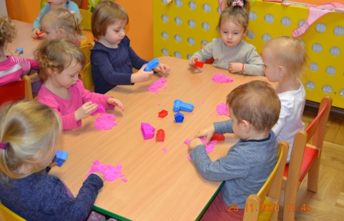Piasek kinetyczny jako ciekawy pomysł na zabawę i naukę