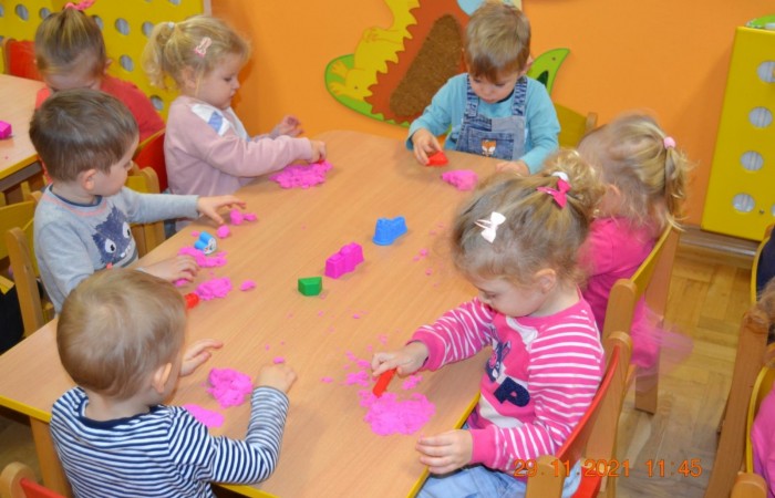 Piasek kinetyczny jako ciekawy pomysł na zabawę i naukę
