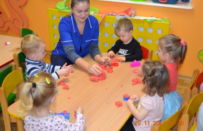 Piasek kinetyczny jako ciekawy pomysł na zabawę i naukę