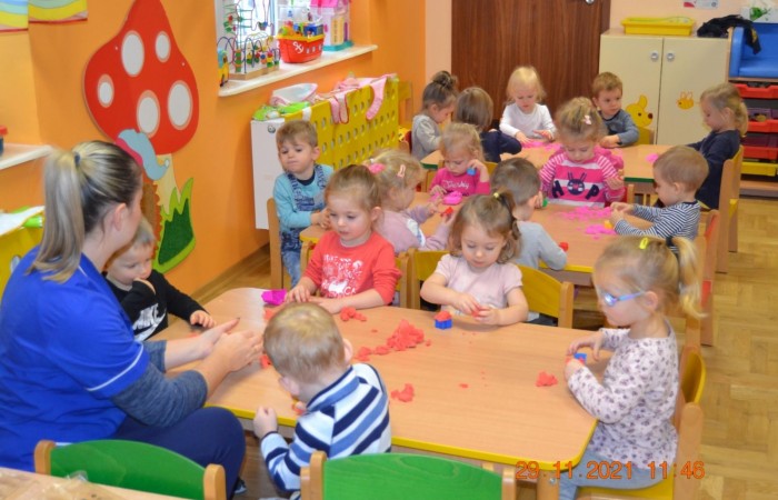 Piasek kinetyczny jako ciekawy pomysł na zabawę i naukę