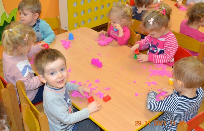 Piasek kinetyczny jako ciekawy pomysł na zabawę i naukę