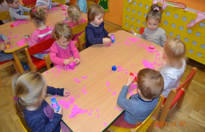 Piasek kinetyczny jako ciekawy pomysł na zabawę i naukę