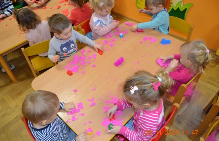 Piasek kinetyczny jako ciekawy pomysł na zabawę i naukę