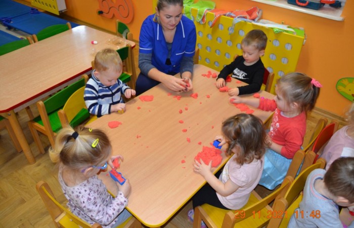 Piasek kinetyczny jako ciekawy pomysł na zabawę i naukę
