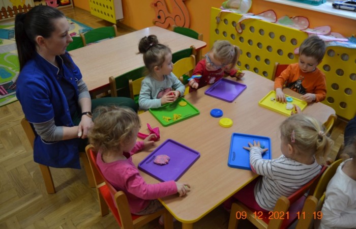 Zabawy ciastoliną na Misiach