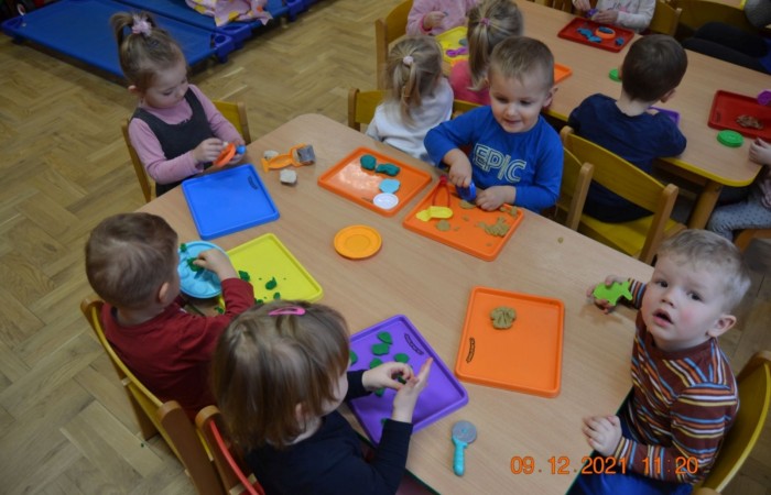 Zabawy ciastoliną na Misiach