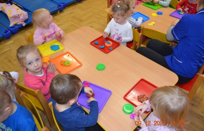 Zabawy ciastoliną na Misiach