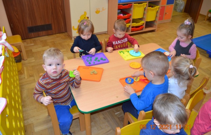 Zabawy ciastoliną na Misiach