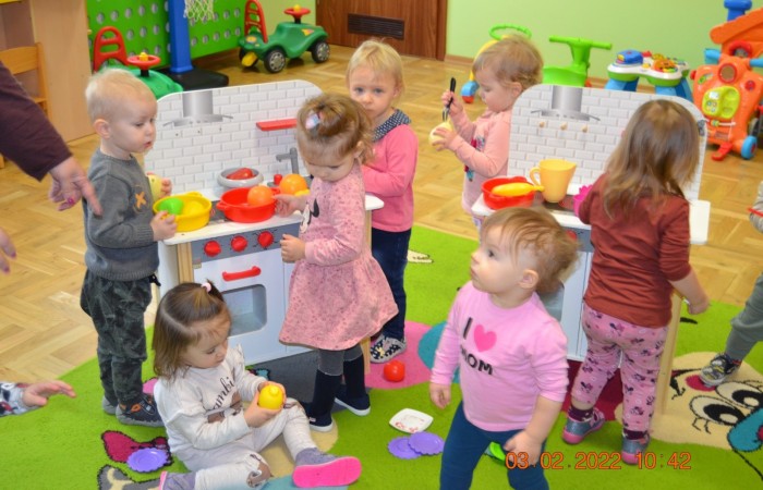 Tu sroczka kaszkę warzyła...