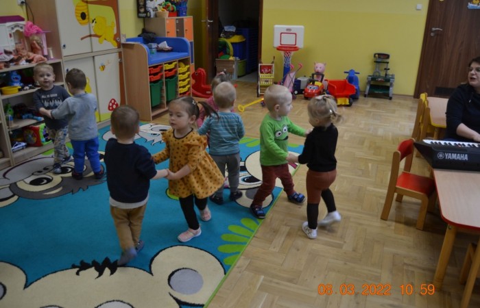 Zabawy taneczne - zajęcia z rytmiki