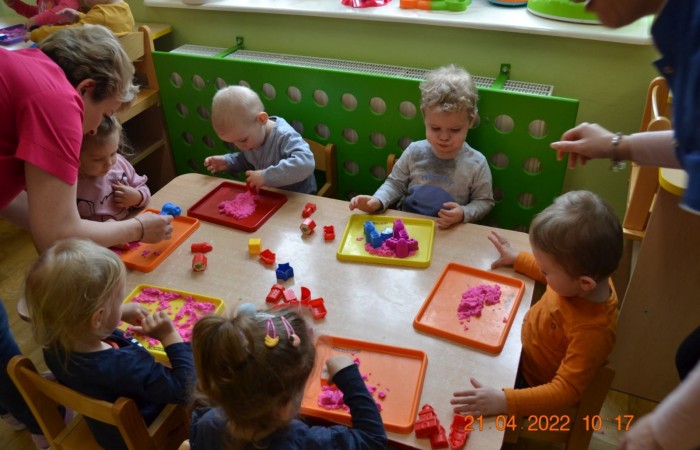 Krasnale poznają piasek kinetyczny
