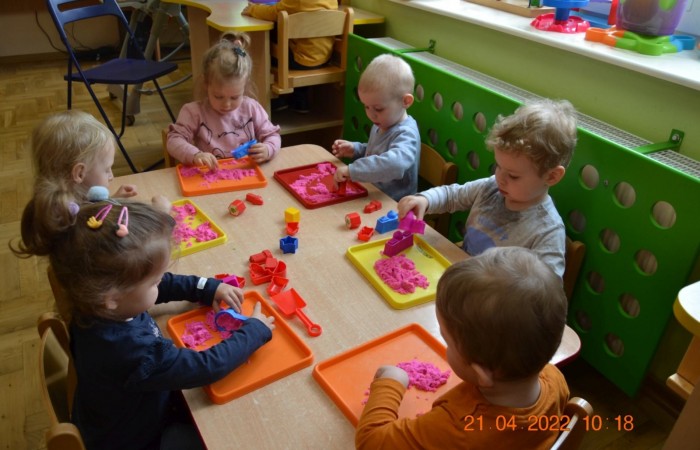 Krasnale poznają piasek kinetyczny