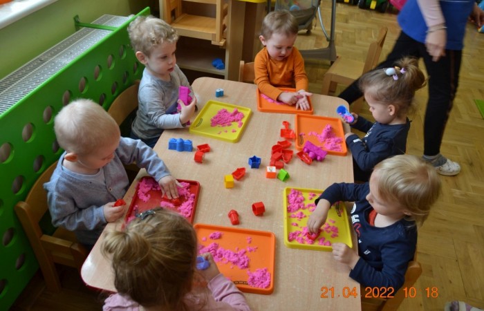 Krasnale poznają piasek kinetyczny