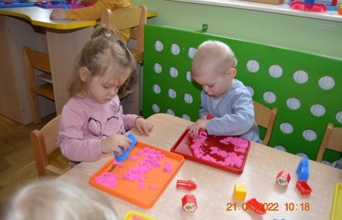 Krasnale poznają piasek kinetyczny