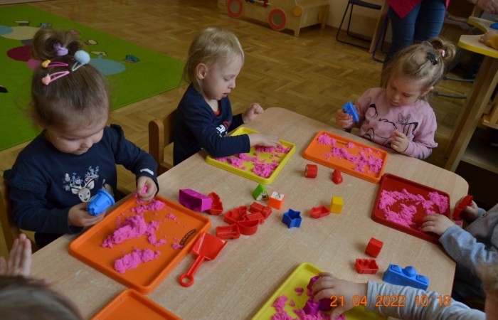 Krasnale poznają piasek kinetyczny