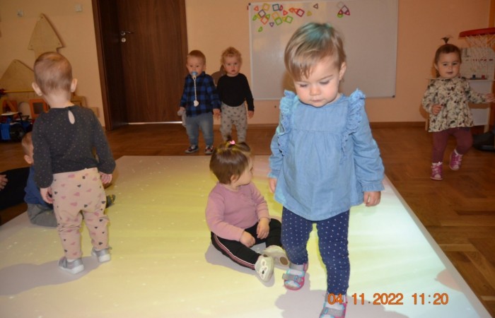 Krasnale bawią się na macie