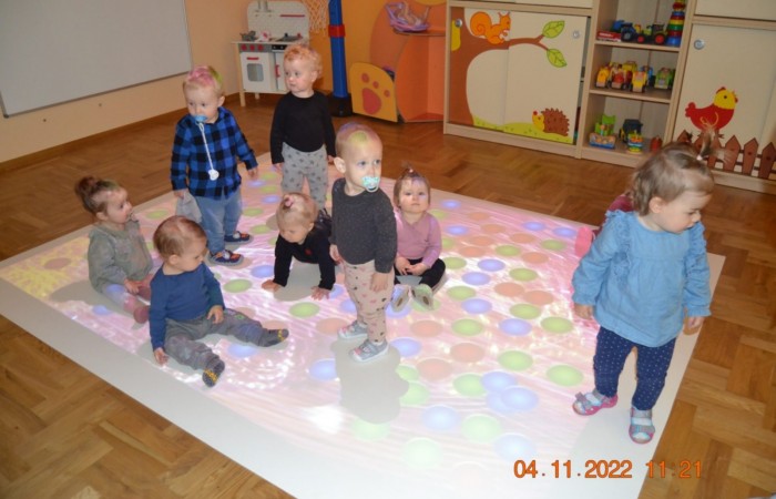 Krasnale bawią się na macie