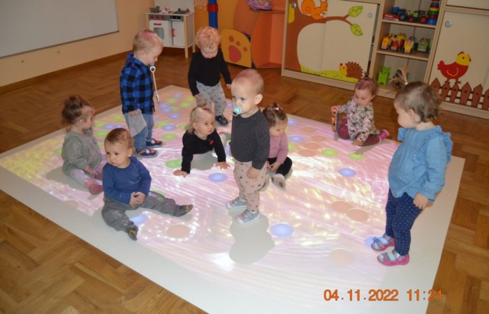Krasnale bawią się na macie