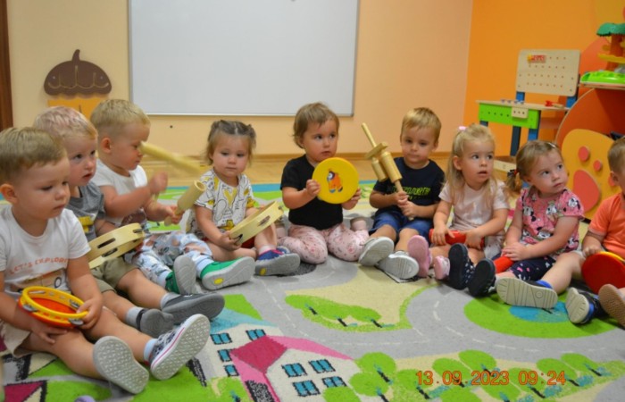 Zabawa i śpiew w grupie Misiów przy użyciu instrumentów muzycznych