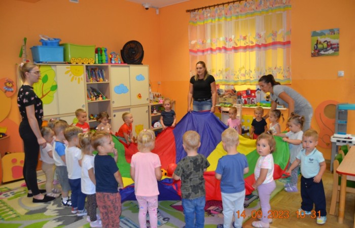 Misie i zabawy chustą animacyjną