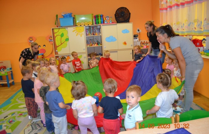 Misie i zabawy chustą animacyjną