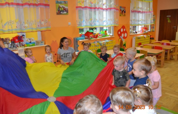 Misie i zabawy chustą animacyjną
