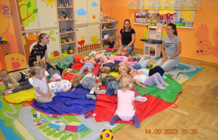 Misie i zabawy chustą animacyjną