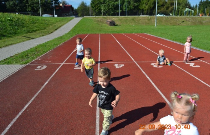 Zabawy sportowe Żabek na stadionie i placu zabaw