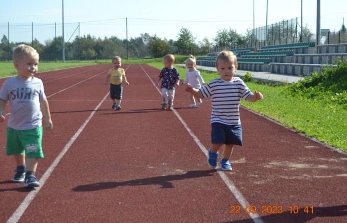 Zabawy sportowe Żabek na stadionie i placu zabaw