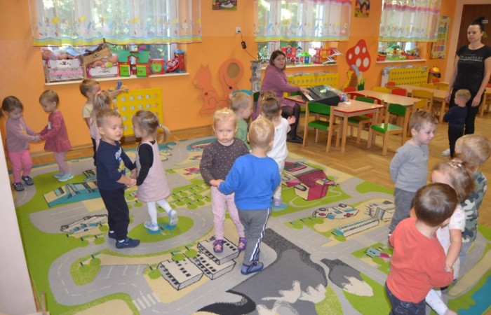 Zajęcia z rytmiki w grupie Misiów