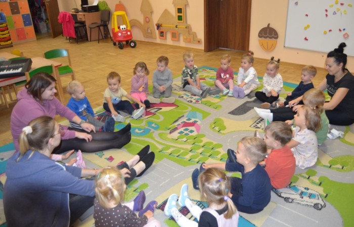Zajęcia z rytmiki w grupie Misiów