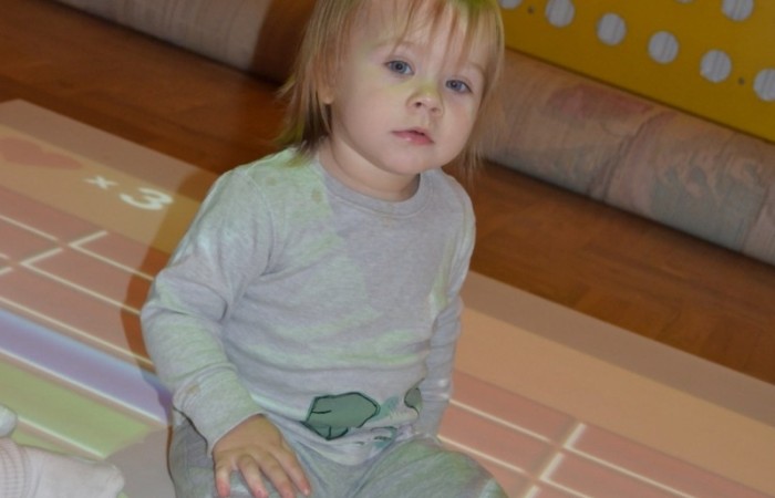 Krasnalki bawią się na macie edukacyjnej