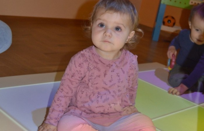 Krasnalki bawią się na macie edukacyjnej